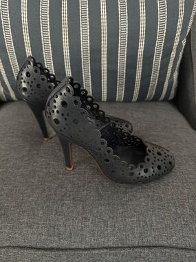 Tory Burch Scalloped Navy Heel